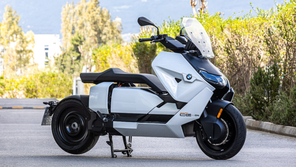 Το ηλεκτρικό σκούτερ επαναστατεί στους δρόμους και στην οικονομία