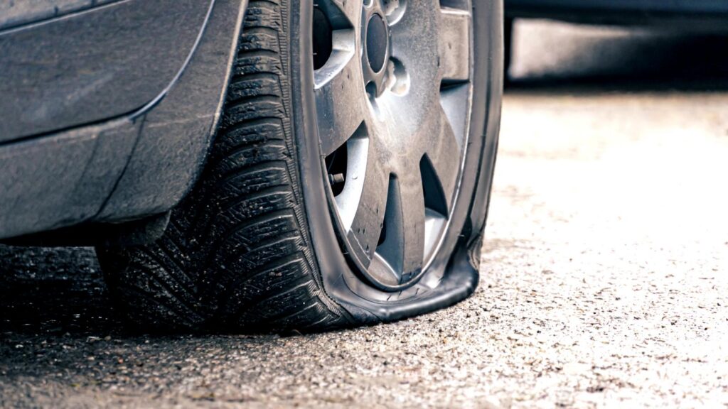 Αλλάζοντας το σκασμενο ελαστικο με ασφάλεια