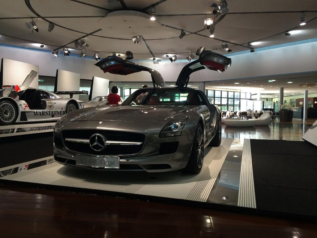 Ξενάγηση στο Μεγαλύτερο Εργοστάσιο της Mercedes: Ανακαλύπτοντας την Κορυφαία Τεχνολογία και Κουλτούρα της Αυτοκινητοβιομηχανίας